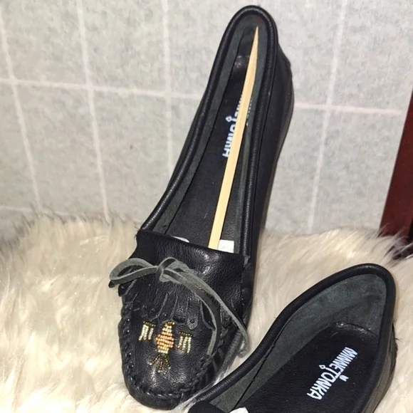 Minnetonka | Black Leather Tribal Beaded Bow Moccasin Shoe - Picture 10 of 14